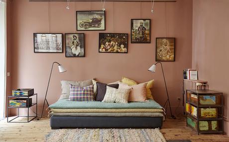 Où trouver un matelas de sieste ? accumulation de matelas de sieste pour une ambience boheme dans le salon