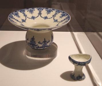 Tendre porcelaine de Saint-Cloud, Des formes et des usages au XVIIIe siècle.