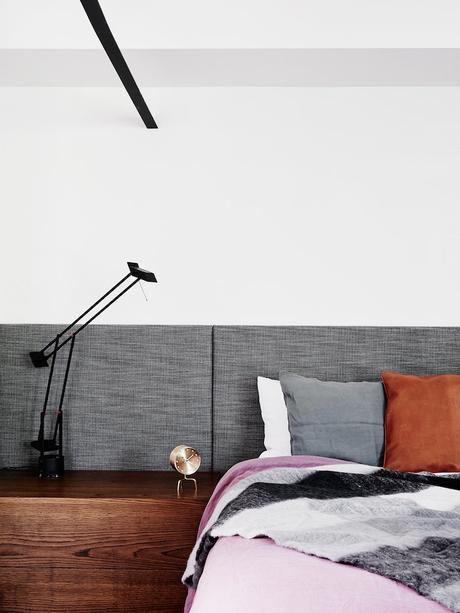 chambre masculine avec des touches de roses, lin et douceur