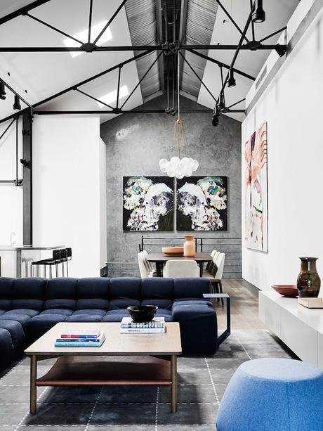 Le canapé de Patricia Urquiola pour B B Italia sublimé dans cet immense loft cosy