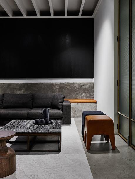 loft cosy ancienne usine salon noir dramatique