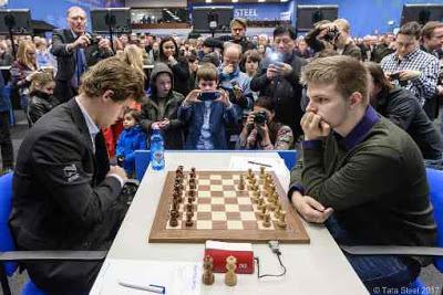 Le champion du monde d'échecs Magnus Carlsen battu par Richard Rapport - Photo © Maria Emelianova