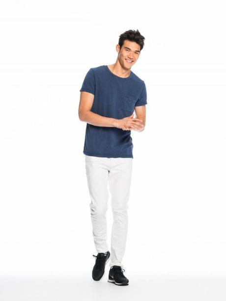 STYLE : un t-shirt bleu pour Sacha Perez STYLE : un t-shirt bleu pour Sacha Perez