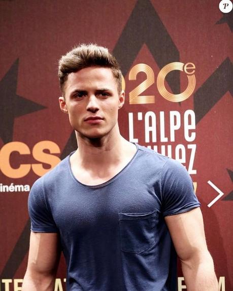 STYLE : un t-shirt bleu pour Sacha Perez STYLE : un t-shirt bleu pour Sacha Perez