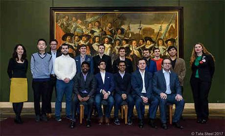 Les joueurs du Masters posent devant le Cortège des officiers et des sous-officiers du corps des archers de Saint-Georges - Photo © site officiel