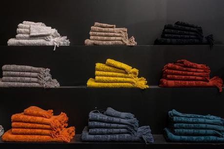 Linge de maison ethnique aux couleurs profondes par Harmony Textile - Serviettes de bain