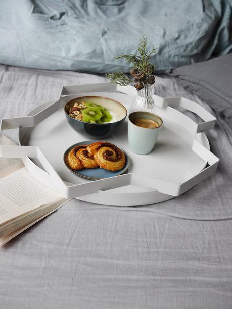 petit déjeuner au lit draps en lin tendance hygge ambiance
