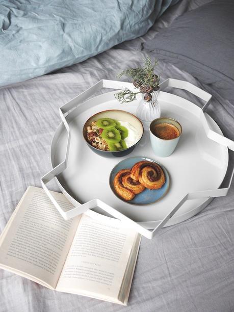 bouquiner et prendre le petit déjeuner au lit avec Serax