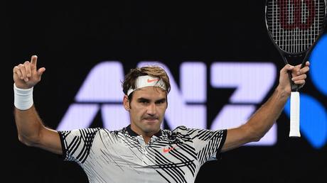 Le Suisse Roger Federer bras levés après sa victoire face à son compatriote Stan Wawrinka en demi-finales de l'Open d'Australie, le 26 janvier 2017 à Melbourne