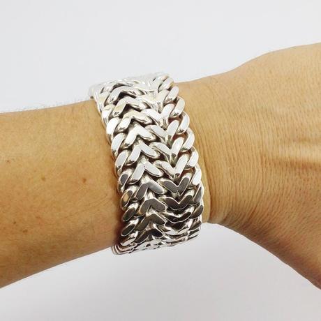 gros bracelet argent à maille gourmette au poignet