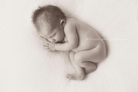photo bébé noir et blanc position foetale
