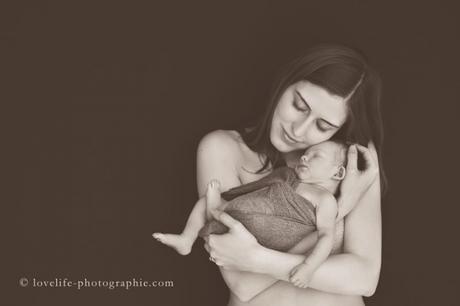 photo noir et blanc maman bébé