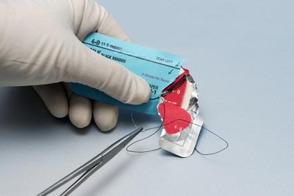 INFECTIONS du SITE OPÉRATOIRE : Réduites de 40% avec les sutures antimicrobiennes  – British Journal of Surgery