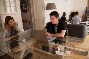 Cohome, ou le coworking à la maison ! Personnes travaillant à une table