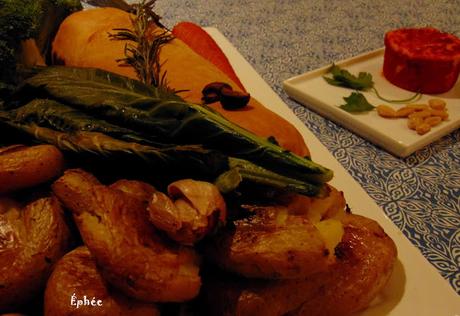 Rôti de seitan aux champignons, en croûte, avec carottes Hasselback, pommes de terre écrasées,  et fromage végétal