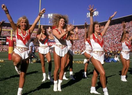 Comment a évolué le look des cheerleaders depuis 50 ans?