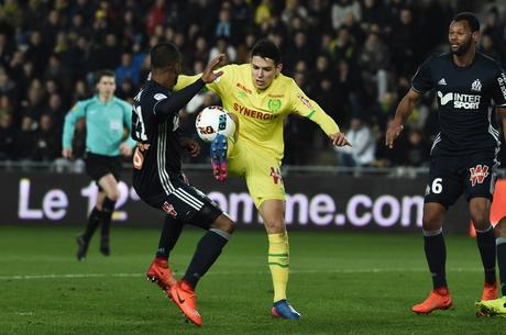 Stepinski dribble Évra avant de marquer lors de Nantes-Marseille dimanche 12 février 2017