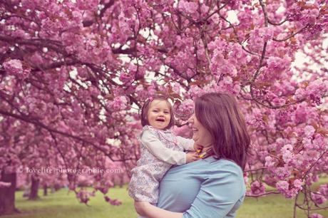 Séance photo bébé 1 an sous les cerisiers en fleurs - Sceaux