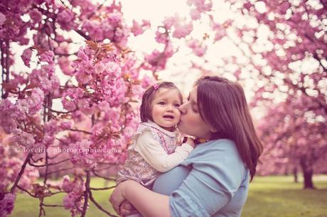 photo calin maman bébé sous les fleurs roses