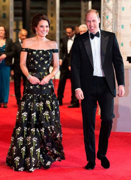 BAFTAs 2017 : Robe florale a statué le tapis rouge