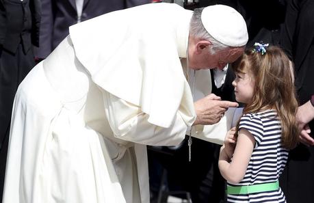 Une enfant de 6 ans bientôt aveugle a pu rencontrer le pape