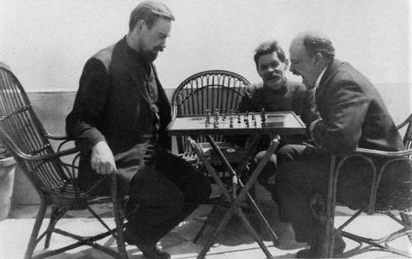 Alexander Bogdanov jouant aux échecs avec Lenine