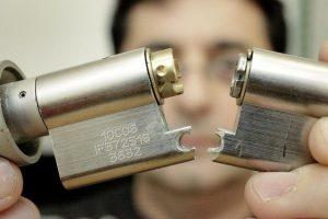 cylindre de serrure brisé