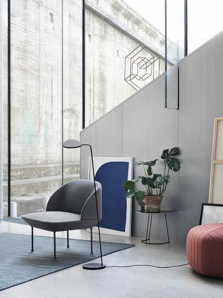 chaise et lampadaire gris minimaliste muuto