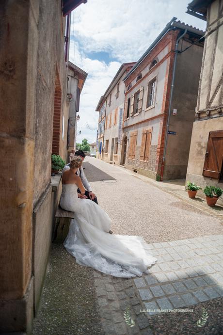 Séance après mariage au village de Carla Bayle. Ariège.  After wedding photo session. Ariege. South of France.