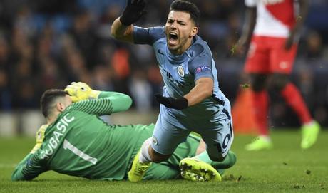 Sergio Agüero a hérité d'un carton jaune après s'être effondré au contact de Danijel Subasic.