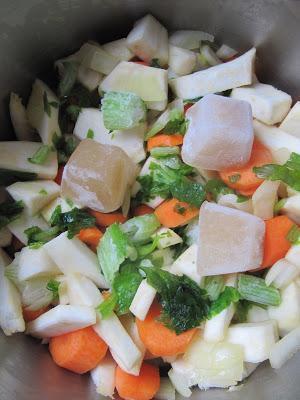 Soupe aux deux céleris, aux carottes & au roquefort