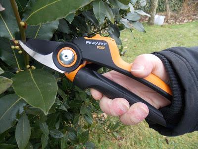 Test du sécateur à crémaillère et à poignée tournante PowerGear X PX92 Fiskars