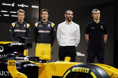 Bell & Ross dévoile la BR03 RS17 à Londres lors du lancement de la nouvelle voiture RS17 Renault Sport Formula One Team™