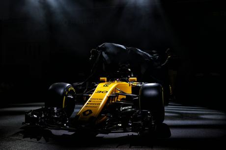 Bell & Ross dévoile la BR03 RS17 à Londres lors du lancement de la nouvelle voiture RS17 Renault Sport Formula One Team™