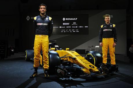 Bell & Ross dévoile la BR03 RS17 à Londres lors du lancement de la nouvelle voiture RS17 Renault Sport Formula One Team™