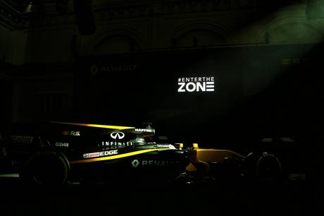 Bell & Ross dévoile la BR03 RS17 à Londres lors du lancement de la nouvelle voiture RS17 Renault Sport Formula One Team™