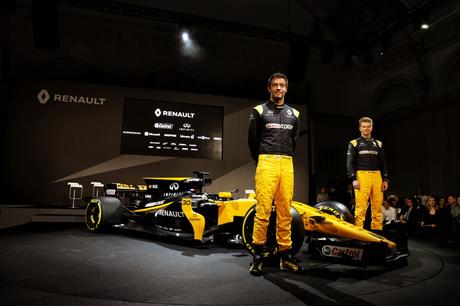 Bell & Ross dévoile la BR03 RS17 à Londres lors du lancement de la nouvelle voiture RS17 Renault Sport Formula One Team™