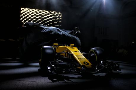 Bell & Ross dévoile la BR03 RS17 à Londres lors du lancement de la nouvelle voiture RS17 Renault Sport Formula One Team™