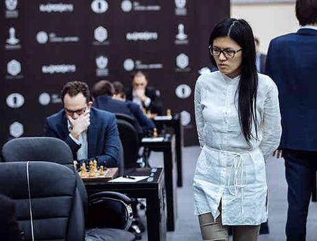 La seule joueuse d'échecs Hou Yifan (2651) ne s'en laisse pas compter par tous ces hommes  - Photo © Maria Yassakova