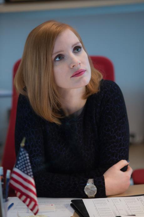 Jessica Chastain incarne Miss Sloane parée de bijoux Piaget