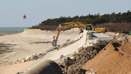 Travaux sur la digue de St-Clément-les Baleines en partie détruite par la tempête Xynthia en février 2010. / © Maxppp
