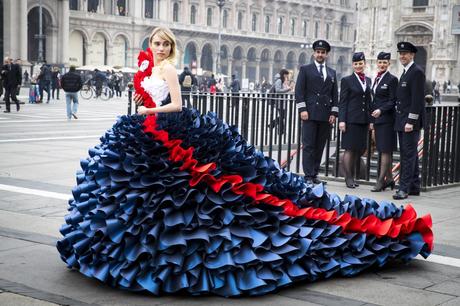 Milan Fashion week 2017, la top Suki Waterhouse porte une robe Zoe Bradley aux couleurs de British Airways