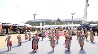 Sanam Luang ,cérémonie d'installation du pilier central de la crémation de Rama IX  (vidéo)