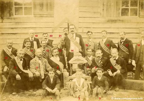 Une photographie de compagnons de l’Union Compagnonnique des Devoirs Unis (Cognac ou Angoulême ?) vers 1890.