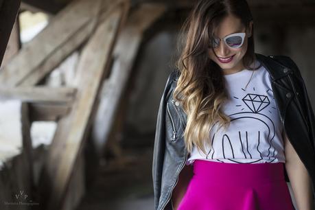 « Oui » à la jupe rose fuchsia complètement kitsch !