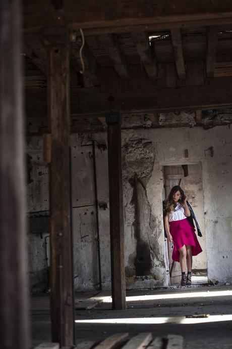 « Oui » à la jupe rose fuchsia complètement kitsch !