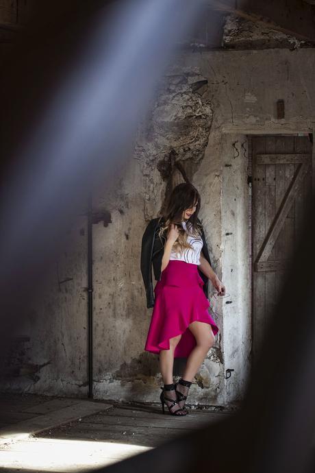 « Oui » à la jupe rose fuchsia complètement kitsch !