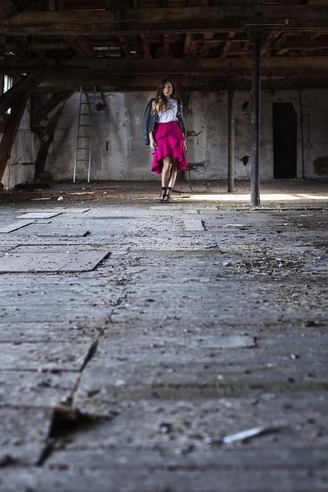 « Oui » à la jupe rose fuchsia complètement kitsch !