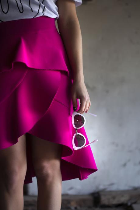 « Oui » à la jupe rose fuchsia complètement kitsch !