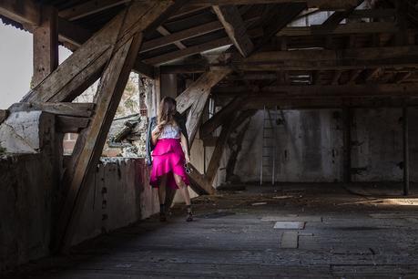 « Oui » à la jupe rose fuchsia complètement kitsch !